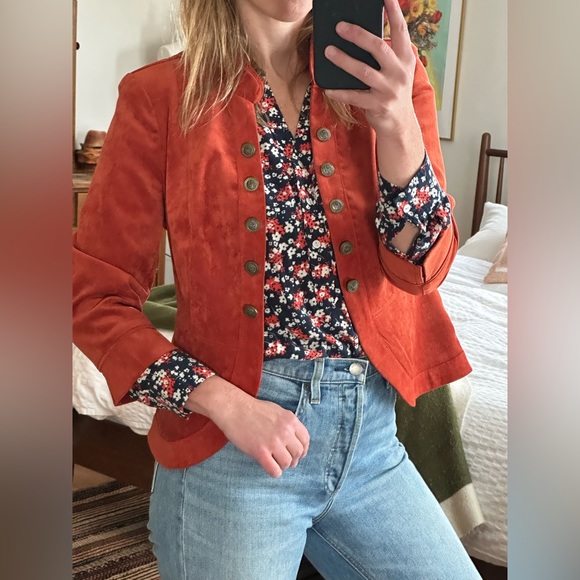 Floral printed button up top. - Picture 3 of 8